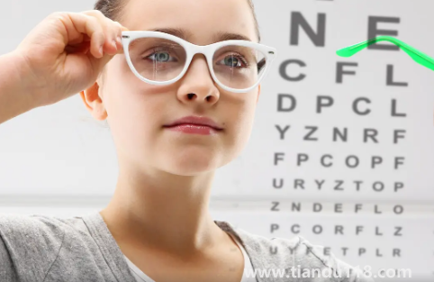 近視族玩手機(jī)可摘下眼鏡嗎（近視眼怎么慢慢恢復(fù)視力）