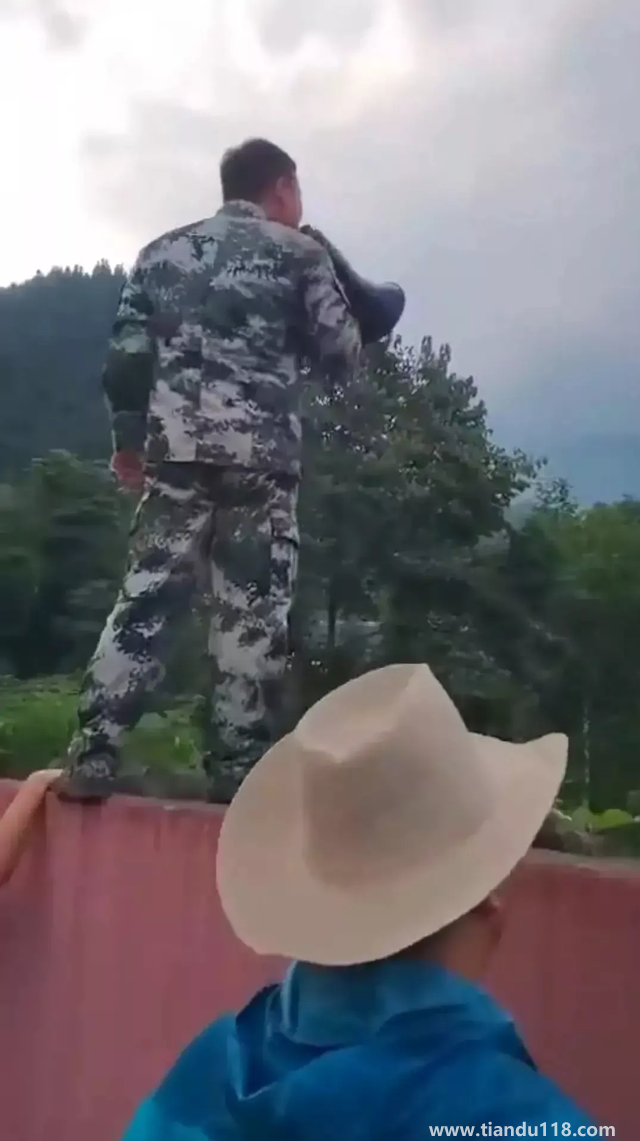 山洪前管理員曾勸游客:給你們跪下了（這些人不懂洪水猛獸的含義）(圖2)