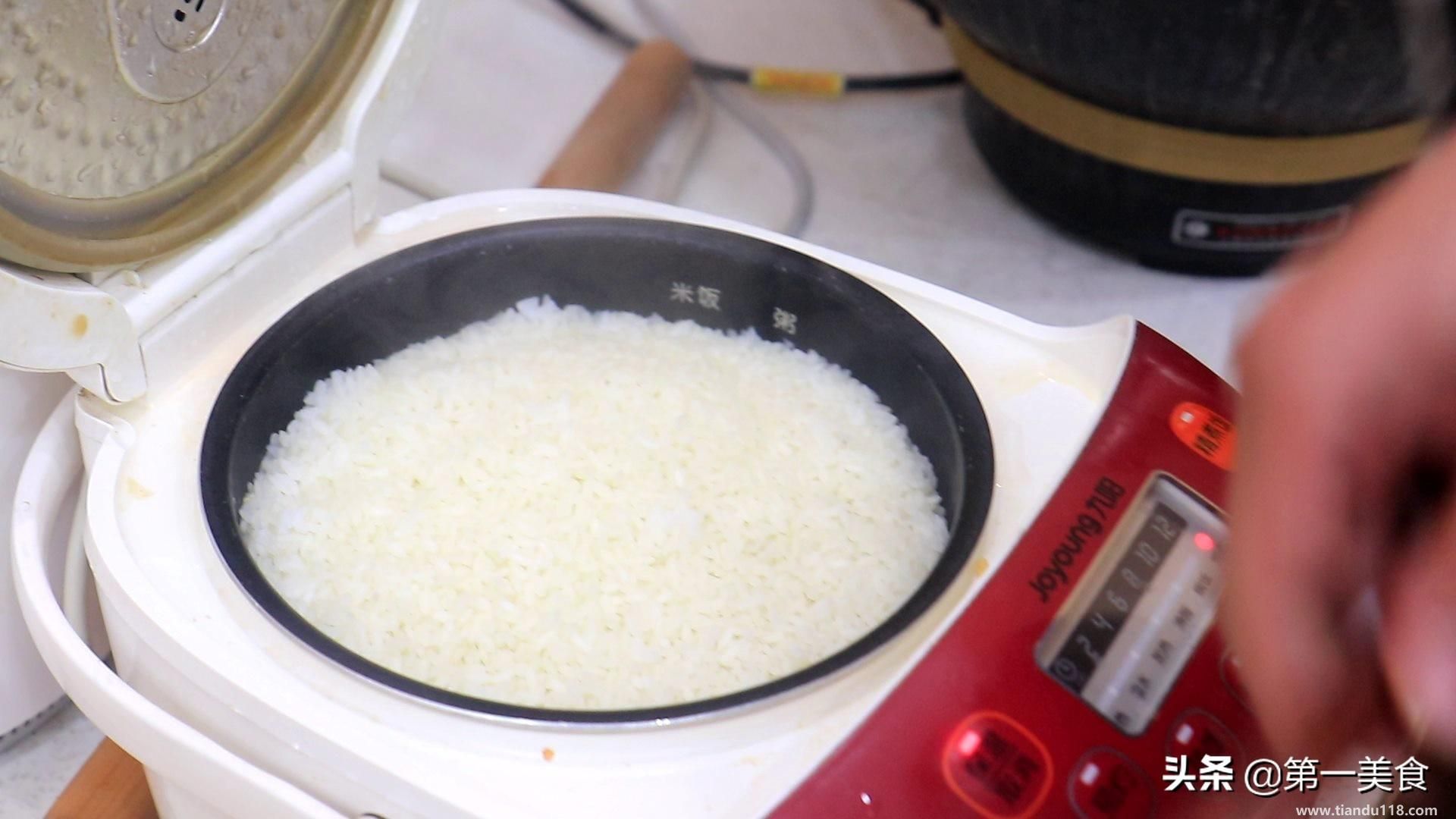 普通蛋炒飯的做法簡(jiǎn)單步驟(怎樣做蛋炒飯最好吃)(圖3) 普通蛋炒飯的做法簡(jiǎn)單步驟(怎樣做蛋炒飯最好吃)(圖3)