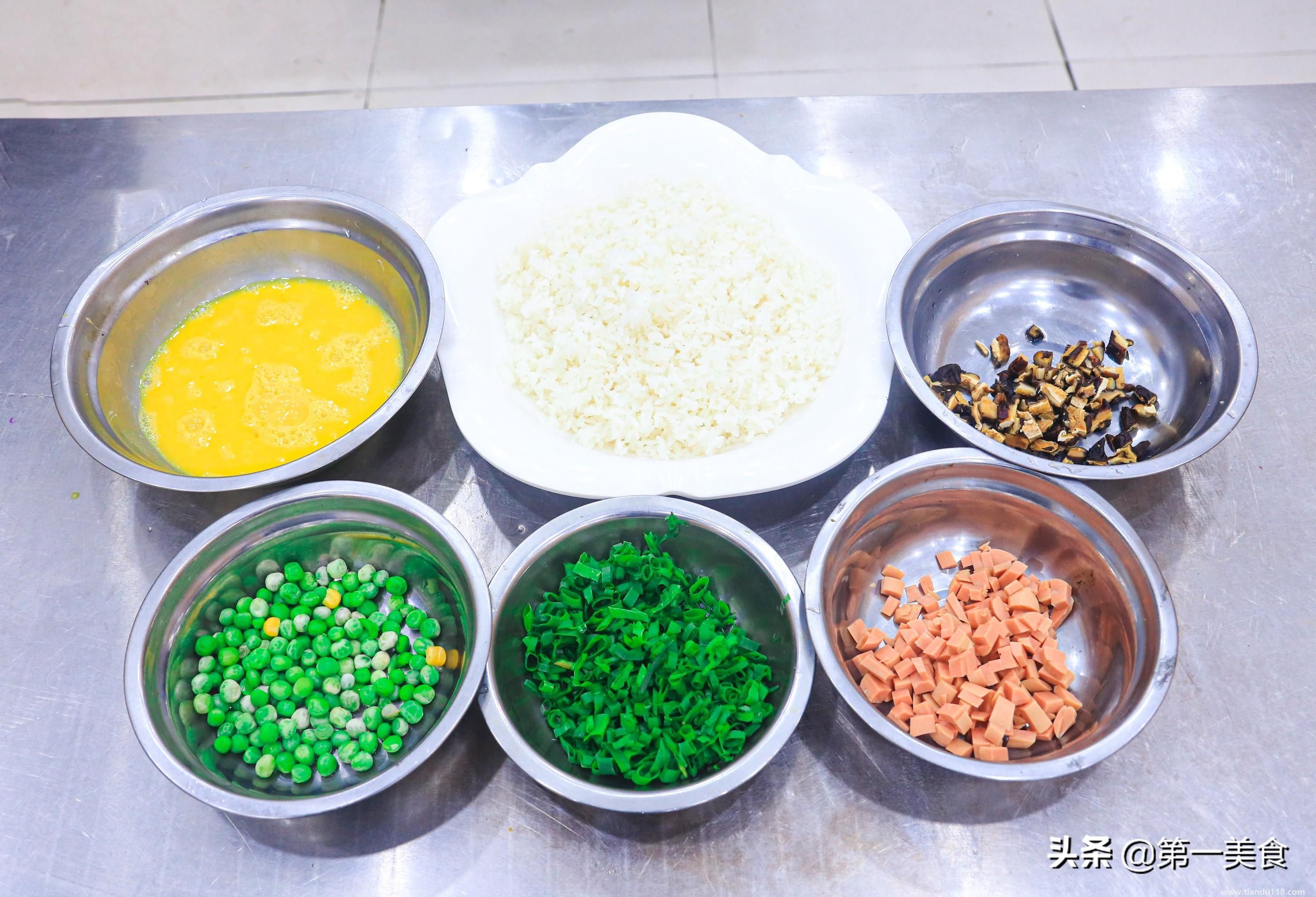 普通蛋炒飯的做法簡(jiǎn)單步驟(怎樣做蛋炒飯最好吃)(圖4) 普通蛋炒飯的做法簡(jiǎn)單步驟(怎樣做蛋炒飯最好吃)(圖4)