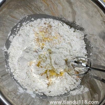 戚風(fēng)蛋糕的做法(戚風(fēng)蛋糕怎么做)(圖3) 戚風(fēng)蛋糕的做法(戚風(fēng)蛋糕怎么做)(圖3)