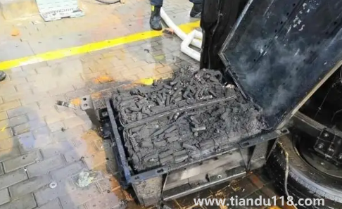 汽車電瓶冒煙有臭味會不會自燃（汽車電瓶冒煙了會不會爆炸）