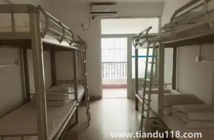 大學宿舍4人間是自己選嗎（大學寢室選4人間還是6人間）