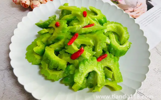 苦瓜怎么炒好吃又不苦還不變色(苦瓜越老越苦嗎)(圖1) 苦瓜怎么炒好吃又不苦還不變色1