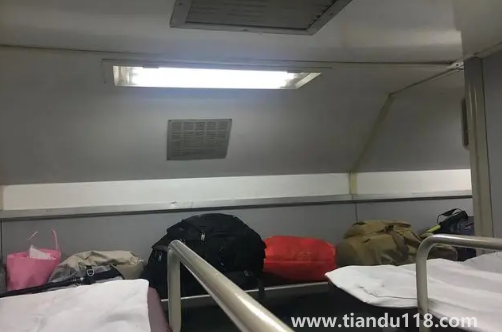 女生坐火車硬臥過夜安全嗎(女生硬臥應該買哪一層)(圖3) 女生坐火車硬臥過夜安全嗎3