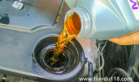 1萬公里不換機油是不是會有悶響（不換機油只換機油濾芯可以嗎）