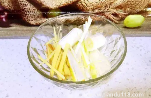 蔥白煮水喝有什么功效和作用1