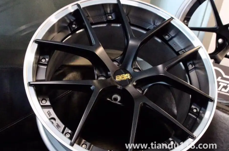 輪轂越大越好嗎(汽車改輪轂需要備案嗎)(圖2) 輪轂越大越好嗎2