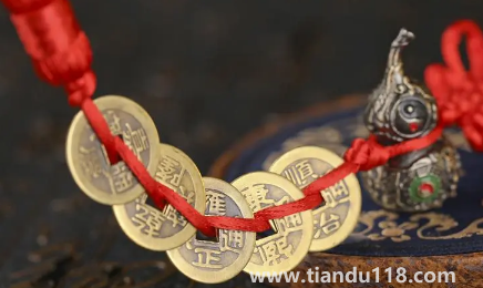 跟鄰居門對(duì)門五帝錢掛在門內(nèi)好不好2