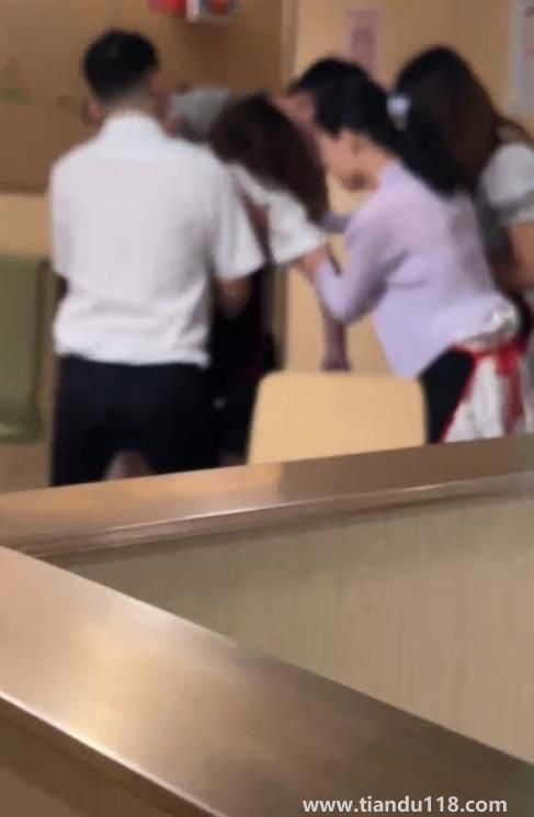 女顧客被毛肚噎死?海底撈回應(yīng) 該門店已暫停營業(yè)(圖2)