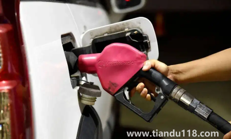 全合成機(jī)油可以一年換一次嗎（汽車機(jī)油自己可以換嗎）