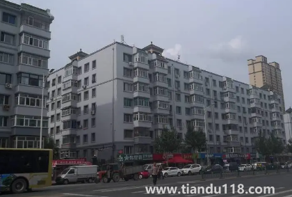 樓房鄰居門(mén)對(duì)門(mén)掛什么最好（自家大門(mén)對(duì)被人窗戶如何化解）