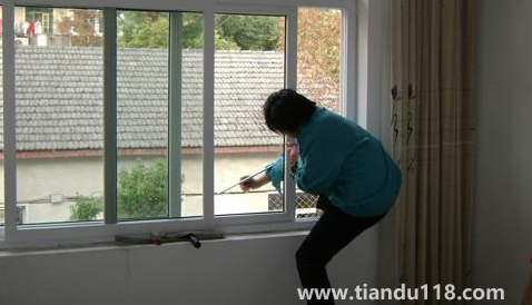 開(kāi)荒保潔瓷磚用什么擦（開(kāi)荒保潔需要幾個(gè)小時(shí)）