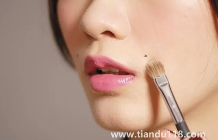 嘴角上面的痣可以點掉嗎(臉上有痣有必要點掉嗎)(圖1) 嘴角上面的痣可以點掉嗎1