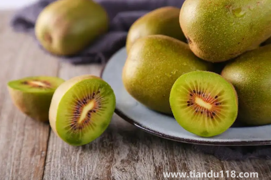 獼猴桃切開(kāi)了放了一晚上能吃嗎（切開(kāi)的獼猴桃放太久吃了會(huì)怎樣）