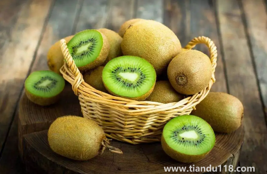 獼猴桃切開了放了一晚上能吃嗎(切開的獼猴桃放太久吃了會怎樣)(圖2) 獼猴桃切開了放了一晚上能吃嗎2