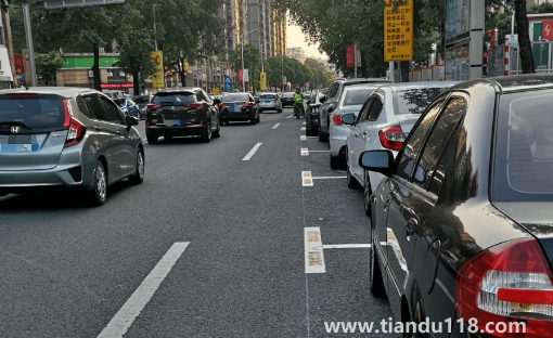 車停在路邊被撞了可以報(bào)保險(xiǎn)嗎（車在路邊停著被撞了誰的責(zé)任）