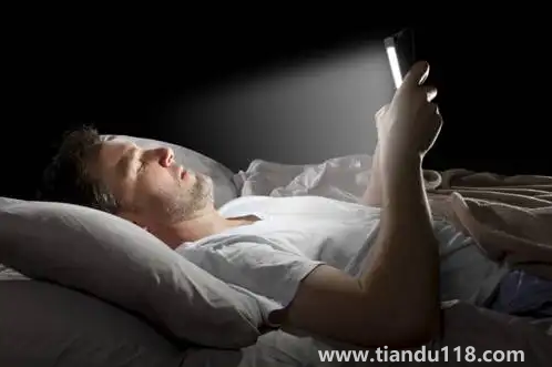 睡覺手機放哪里沒輻射(手機放在枕頭下面有輻射嗎)(圖3) 睡覺手機放哪里沒輻射3