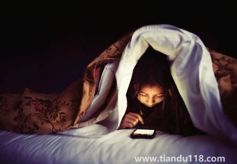 睡覺手機放哪里沒輻射(手機放在枕頭下面有輻射嗎)(圖2) 睡覺手機放哪里沒輻射2