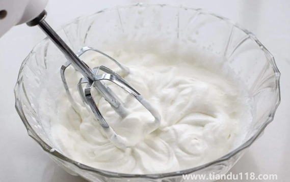 蛋清打出來(lái)的奶油能直接吃嗎（雞蛋清怎么打發(fā)成奶油）
