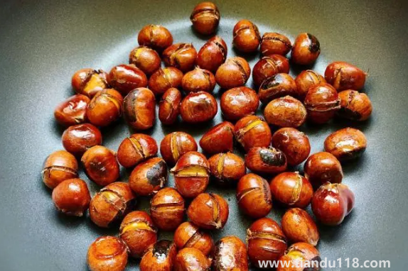 炒熟的板栗可以過夜吃嗎(吃炒板栗要注意什么)(圖3) 炒熟的板栗可以過夜吃嗎3