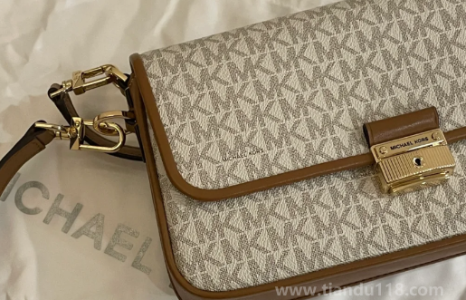 英國(guó)mk包包為什么只賣(mài)兩百多（mk和蔻馳哪個(gè)更有高檔）