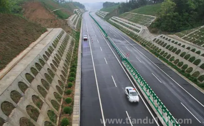 2023年春節(jié)從北京回老家什么時(shí)候上高速人少些（春節(jié)高速為什么堵車可以堵一天一夜）