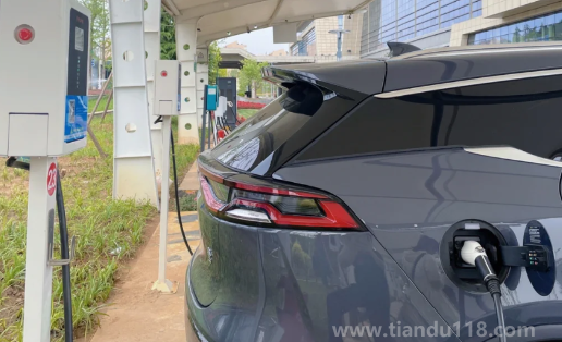 新能源車快充時(shí)能坐人嗎（能在雨雪中或打雷時(shí)充電嗎）