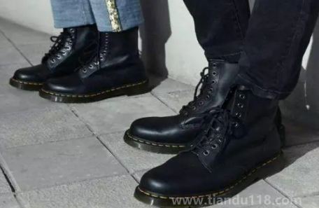 坐飛機(jī)穿馬丁靴過安檢要脫鞋嗎（飛機(jī)應(yīng)該穿什么鞋不用脫）