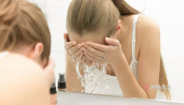 敷完面膜用洗面奶還是清水